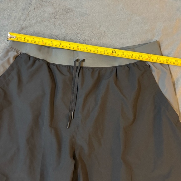 Under Armour Black and Gray Athletic Shorts Lightweight Comfort

#1056 - Picture 3 of 10